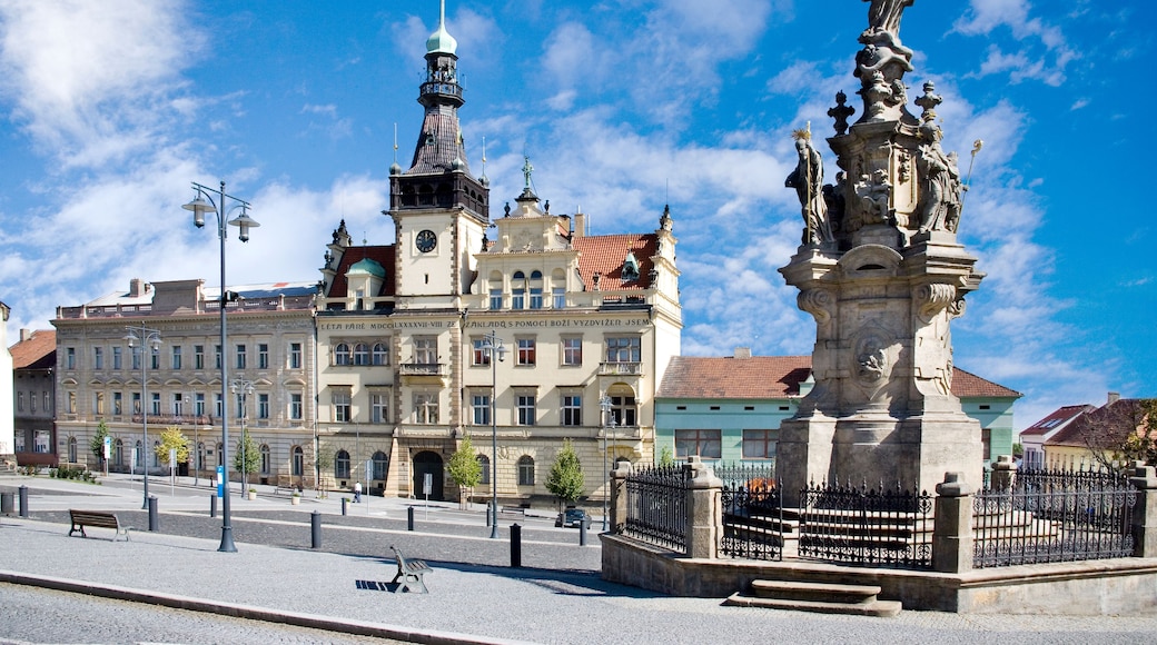 Un edificio histórico con una torre de reloj y estatuas.