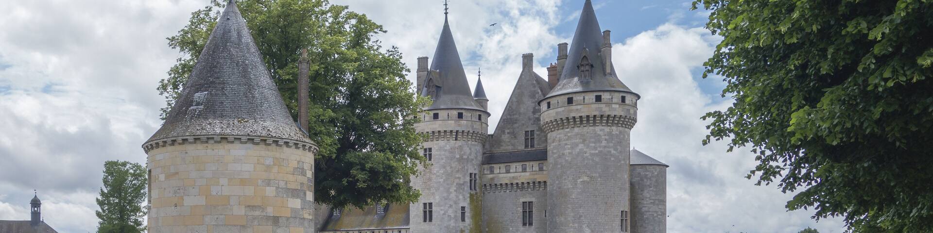 La Loire à vélo, de Nevers à Nantes. Le château de Sully-sur-Loire, vue sur l'extérieur.