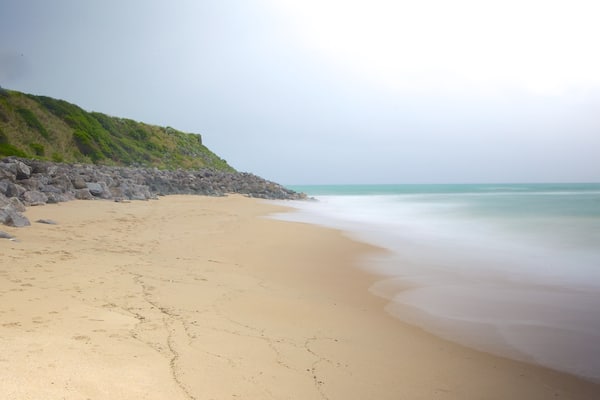 Plage de Marbella qui includes brume ou brouillard et plage de sable