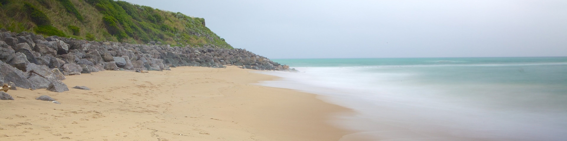 Strand von Marbella welches beinhaltet Sandstrand und Nebel