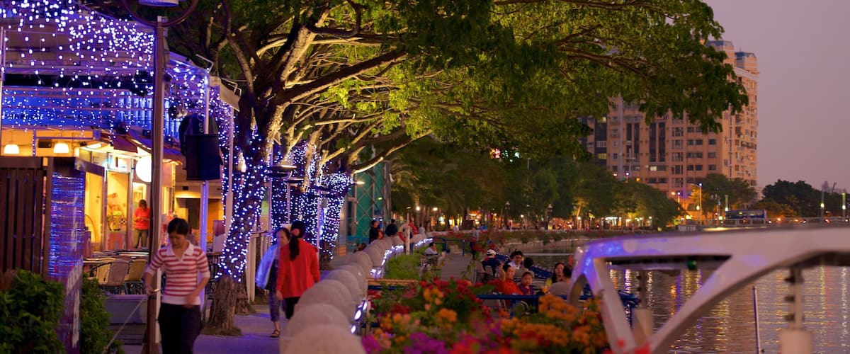 Río Amor ofreciendo escenas nocturnas y una ciudad