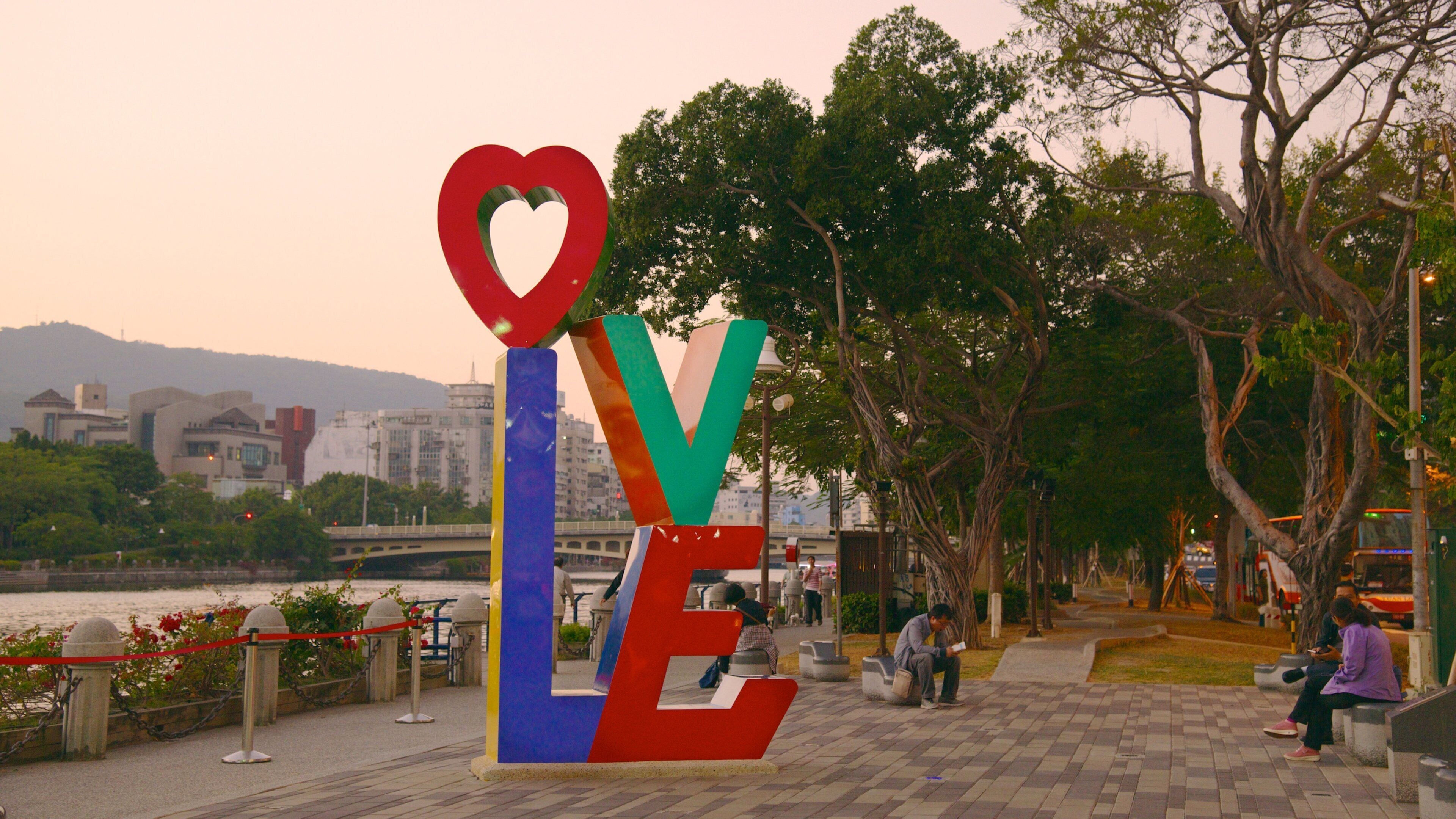 Río Amor que incluye arte al aire libre, un río o arroyo y un parque