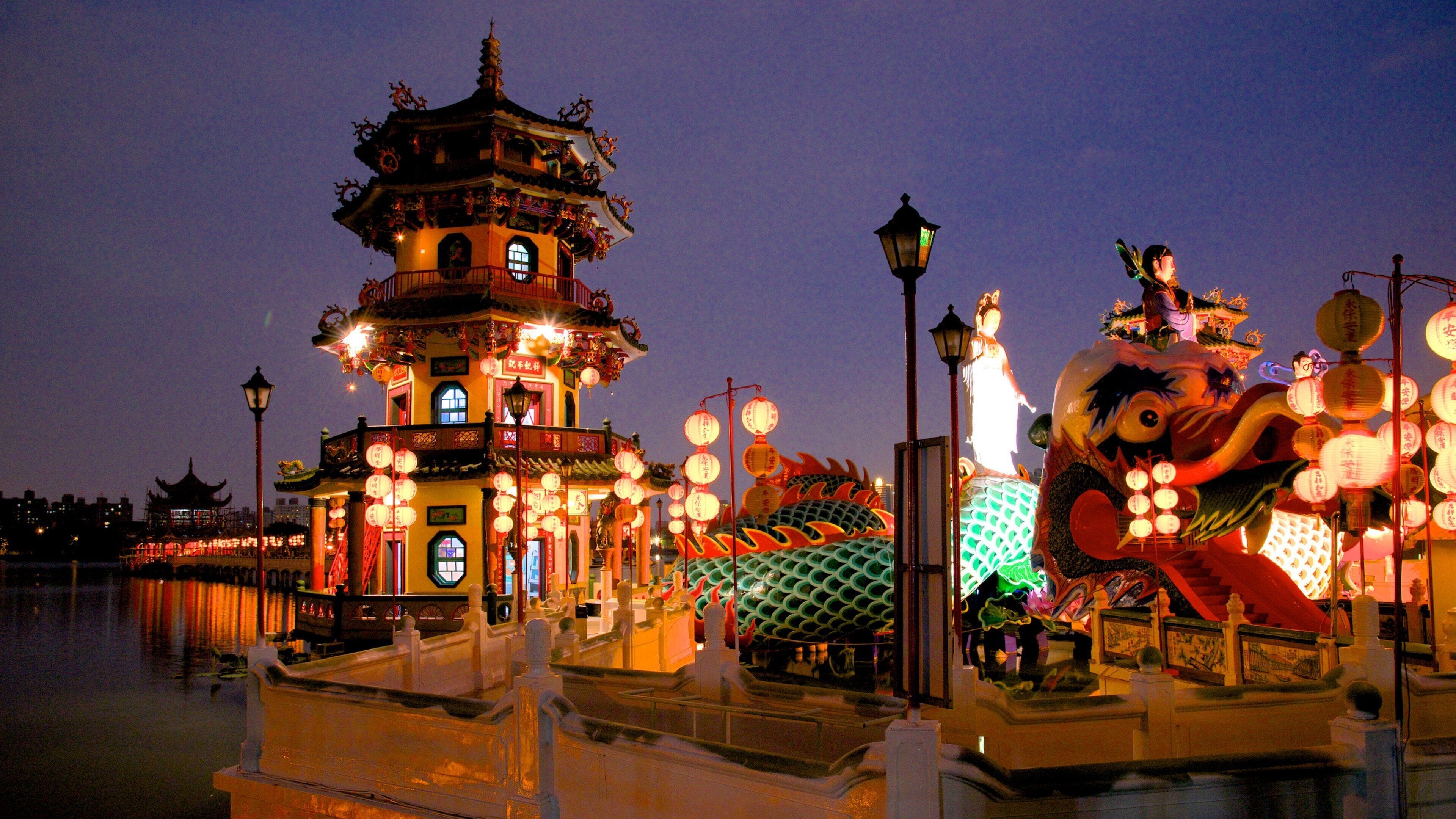 Pabellones de Primavera y Otoño que incluye un templo o sitio de culto y escenas de noche