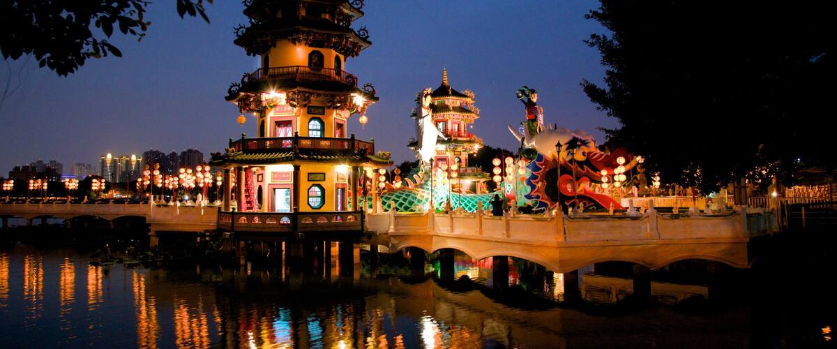 Padiglione della Primavera e dell\'Autunno mostrando tempio o luogo di culto e paesaggio notturno