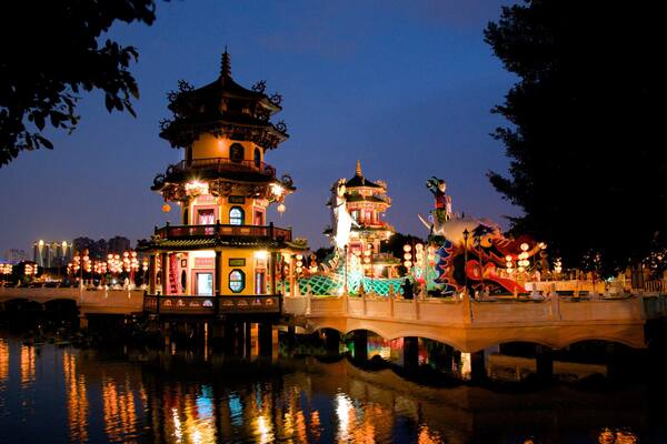 Frühlings- und Herbstpavillon das einen bei Nacht und Tempel oder Andachtsstätte