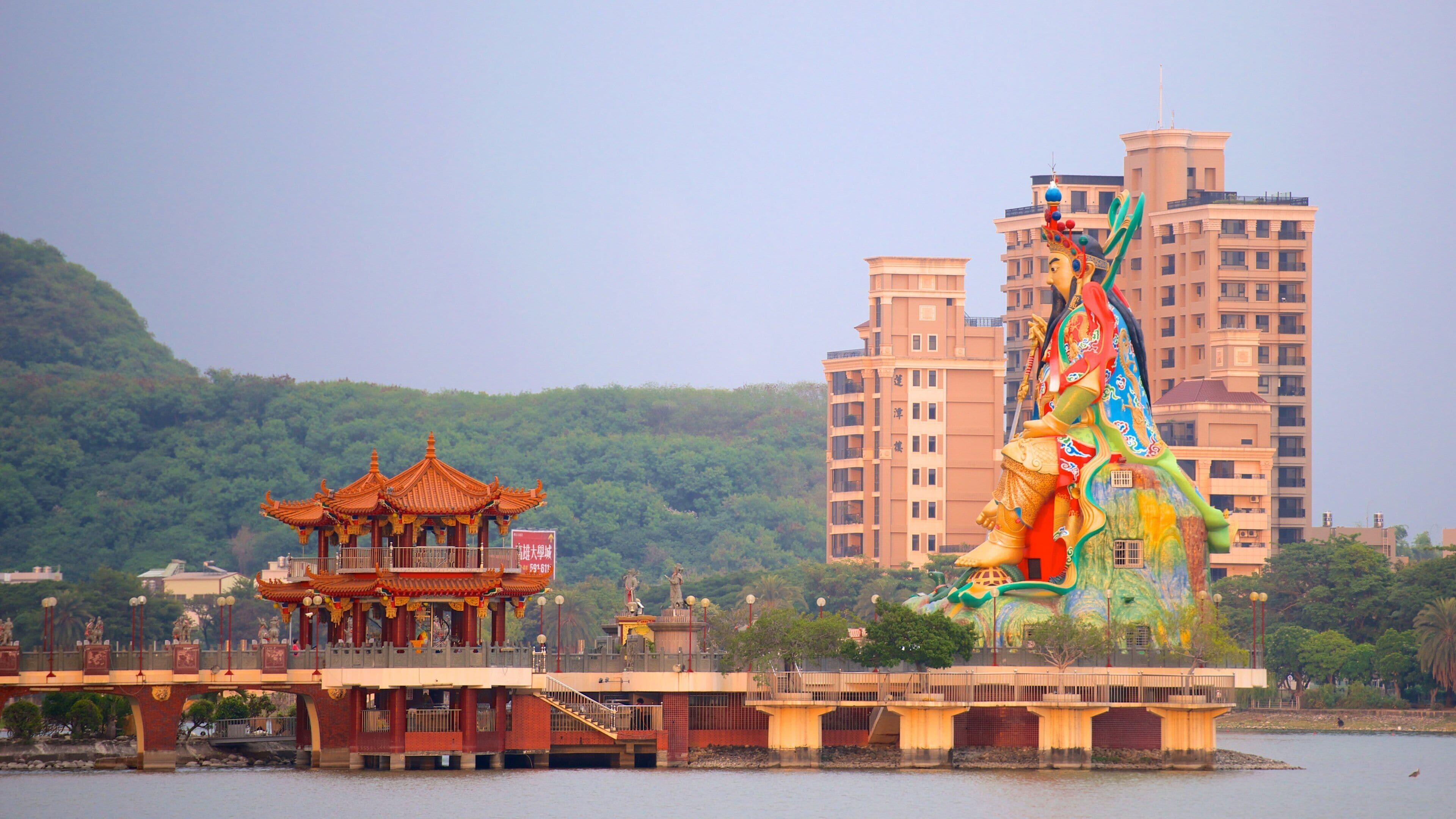 Pabellones de Primavera y Otoño ofreciendo un templo o lugar de culto, una estatua o escultura y un lago o abrevadero