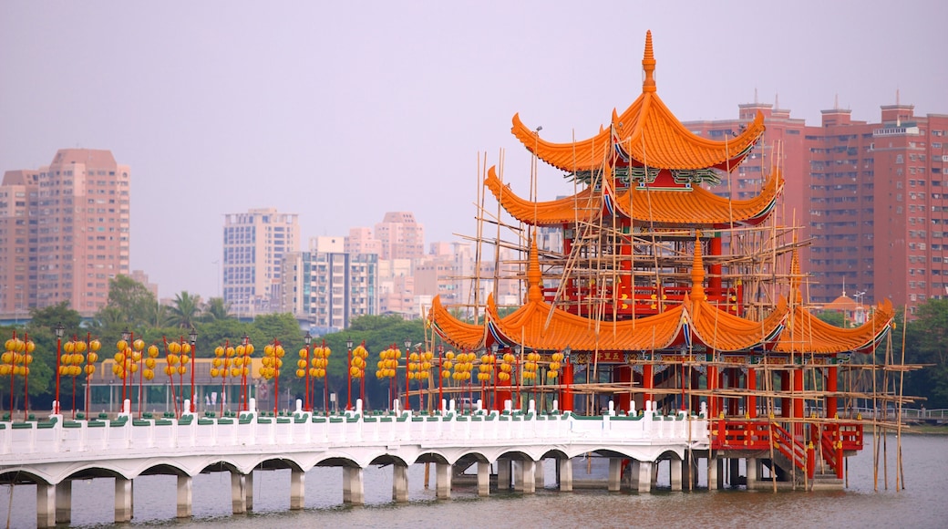 Pabellones de Primavera y Otoño ofreciendo una ciudad, un templo o sitio de culto y un lago o espejo de agua