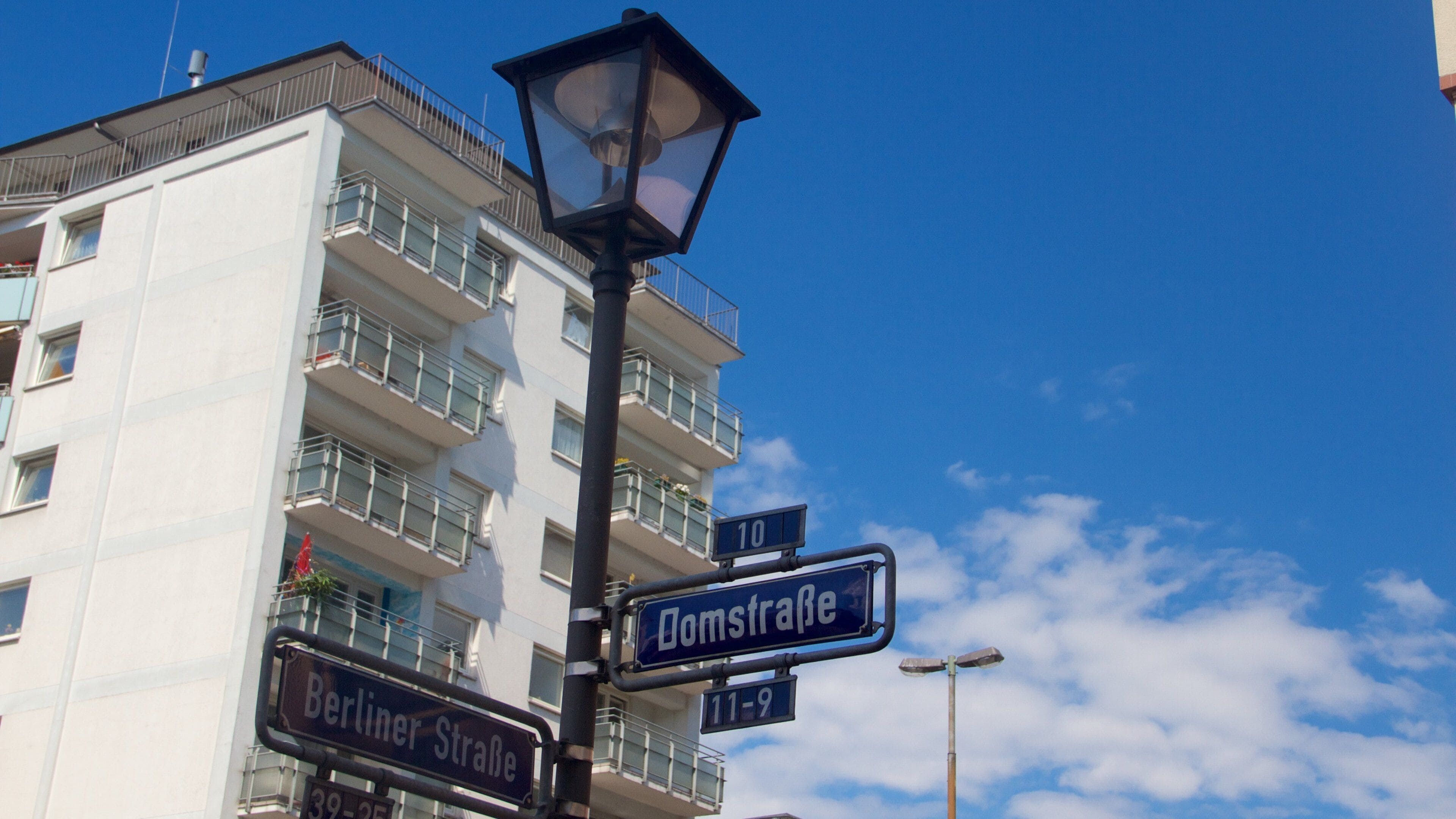 Distrito comercial Zeil mostrando señalización y una ciudad