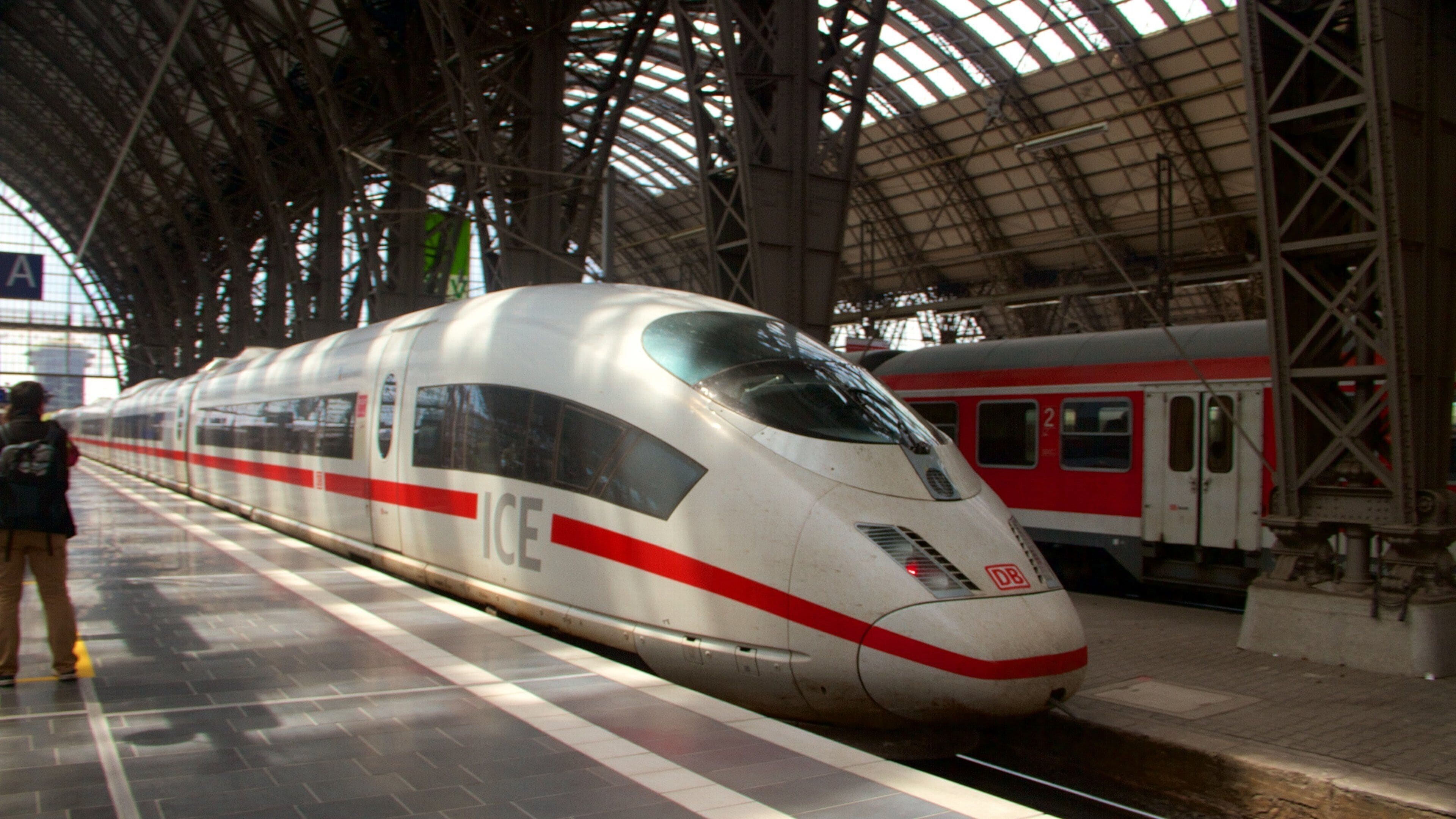 Bahnhofsviertel showing interior views and railway items