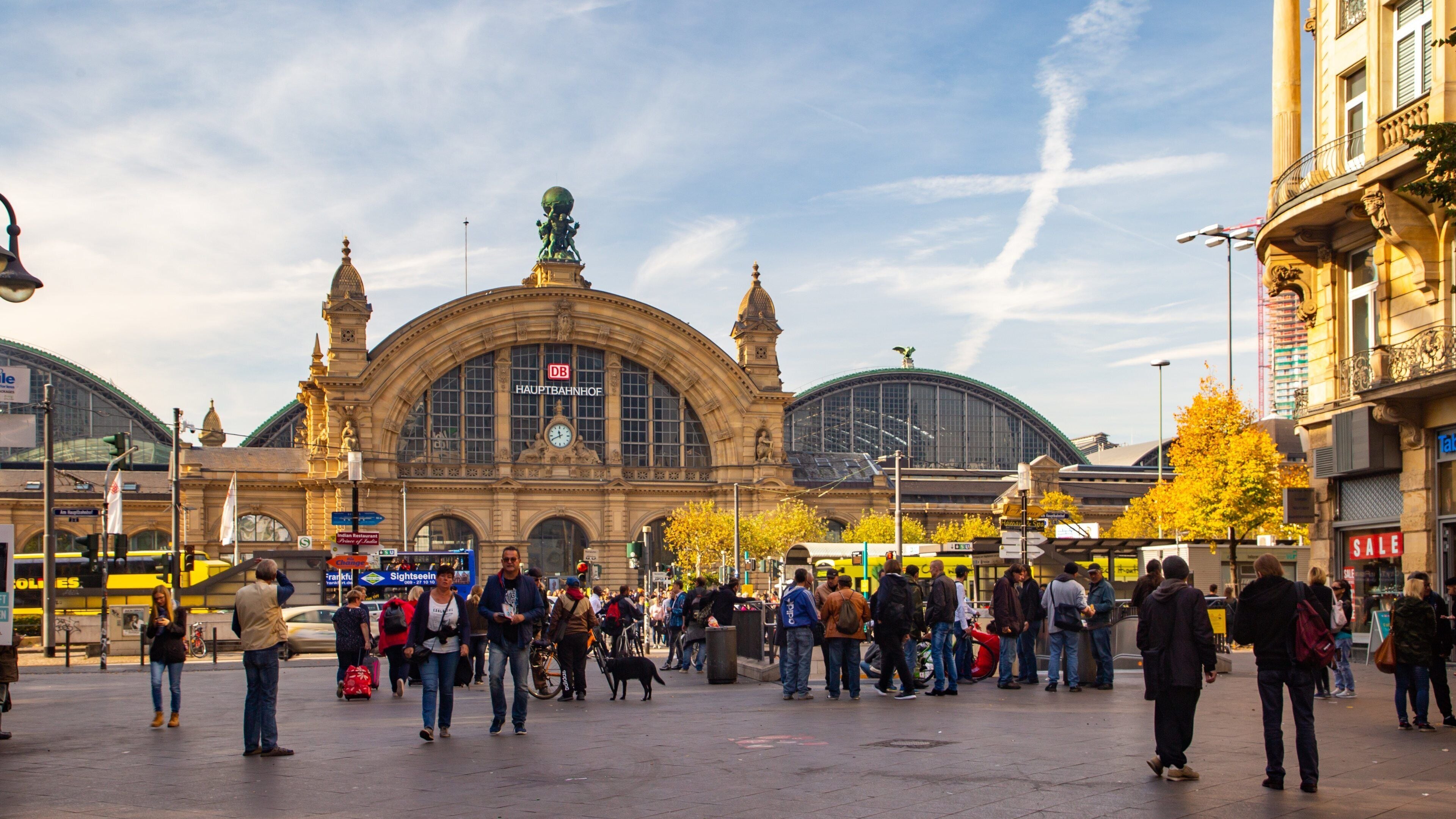 Bahnhofsviertel which includes a square or plaza, a sunset and heritage architecture