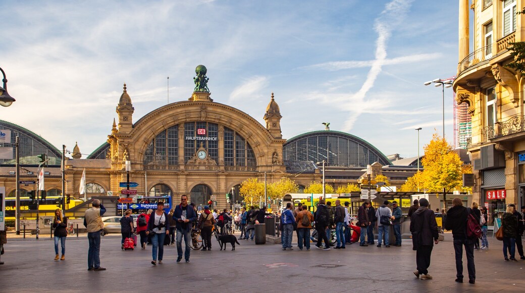 Bahnhofsviertel which includes a square or plaza, a sunset and heritage architecture