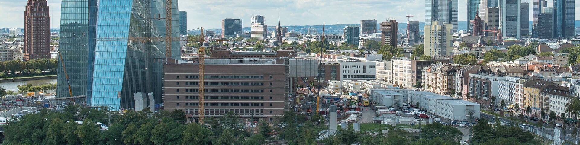 ECB construction site with the twin tower and the historic market hall in the foreground. Some of the Frankfurt high-rises can be seen in the background (September 2013)