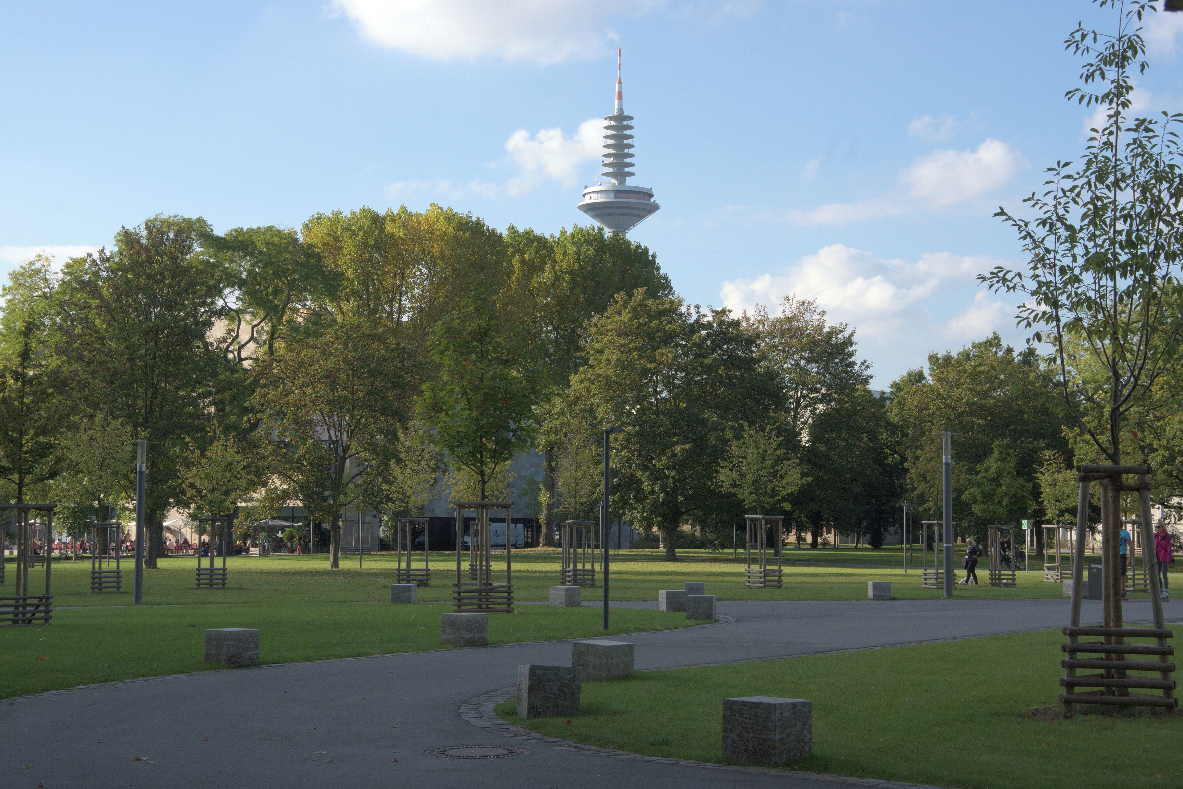 Frankfurt am Main, Campus Westend der Goethe Universität, mit Europaturm im Hintergrund