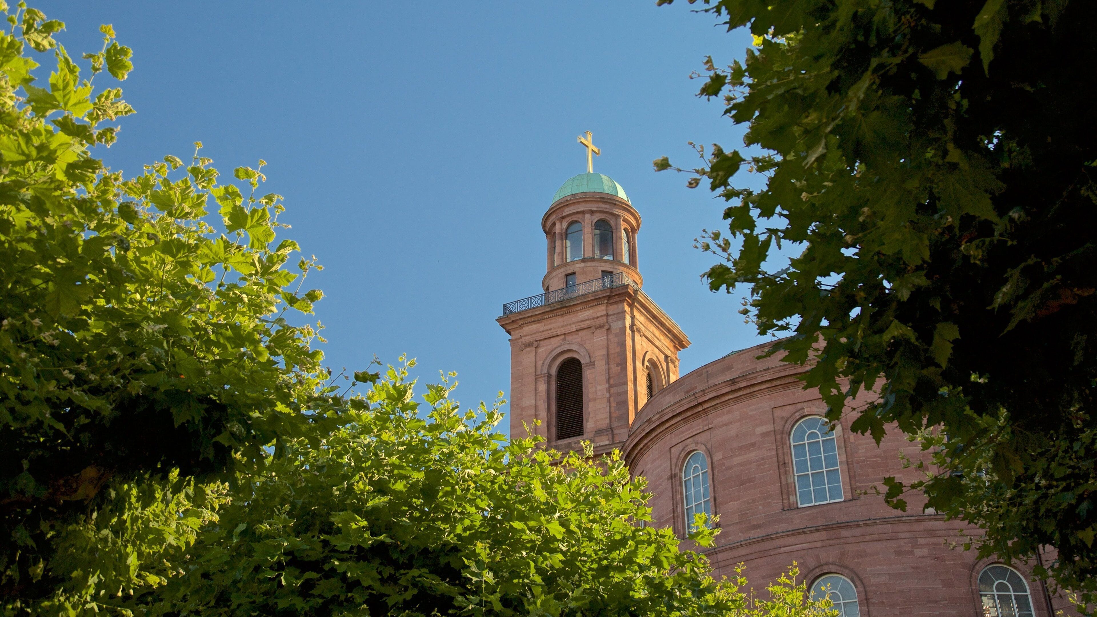 Altstadt Frankfurt which includes heritage elements and a church or cathedral