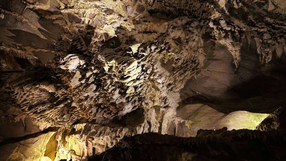 Eine Höhle mit Stalaktiten und Stalagmiten.