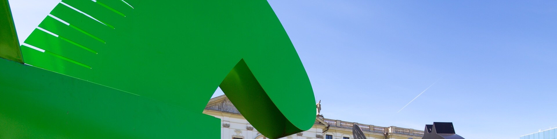 Biblioteca Nacional da Polônia que inclui arte ao ar livre