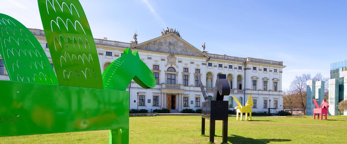 Biblioteka Narodowa Polski toont kunst in de open lucht en een tuin