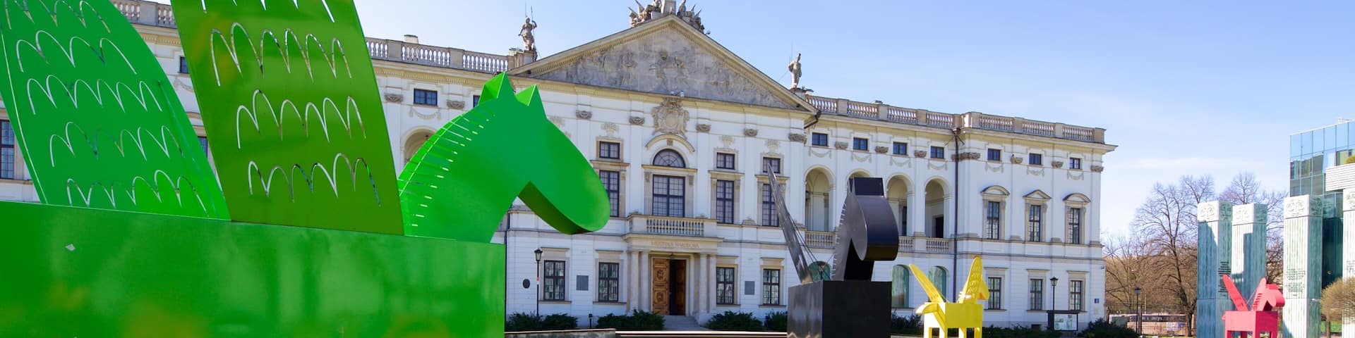 BibliothĂšque Nationale de Pologne mettant en vedette art en plein air et jardin