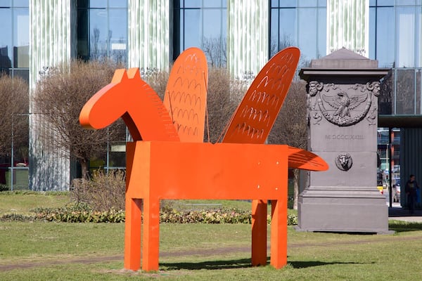BibliothĂšque Nationale de Pologne montrant art en plein air
