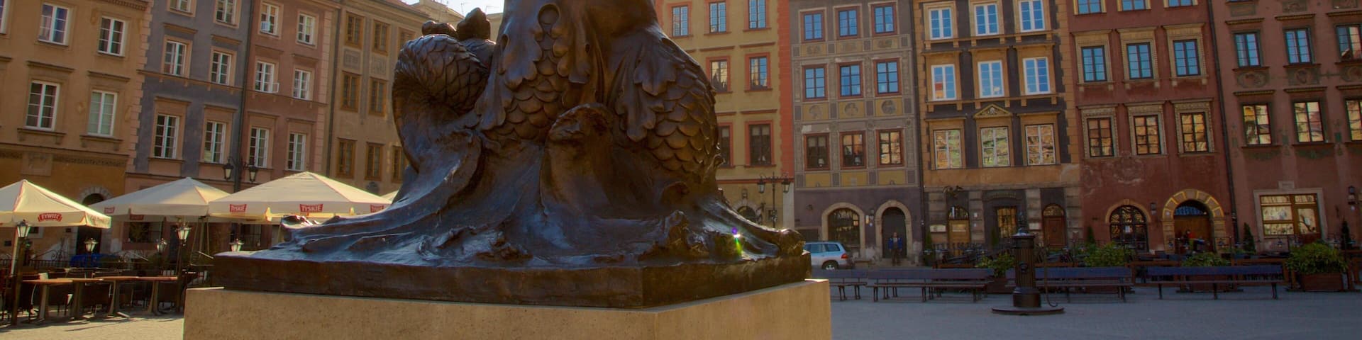 Estatua de la Sirena de Varsovia ofreciendo una estatua o escultura, una plaza y elementos patrimoniales
