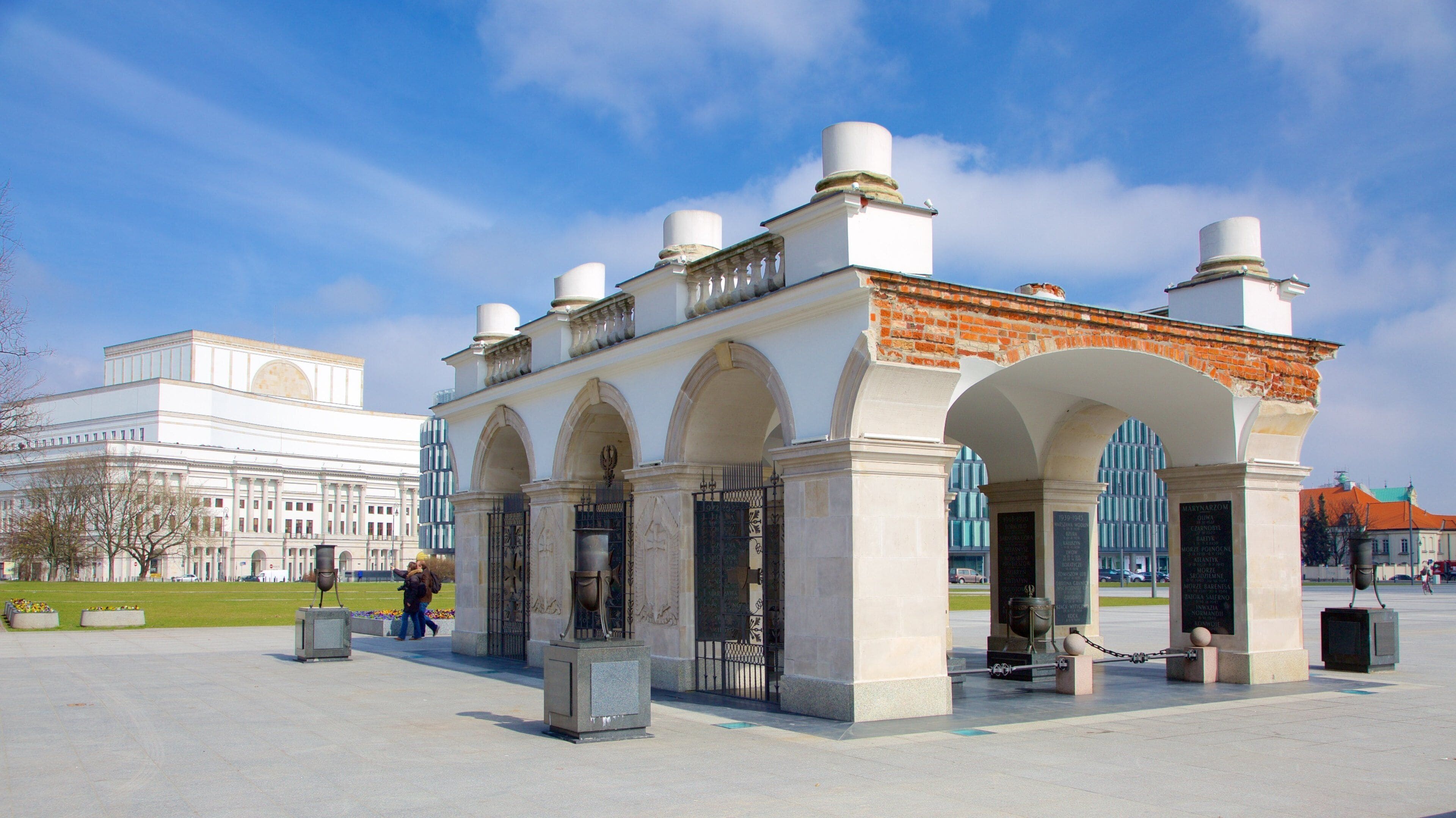 Un edificio storico con ingressi ad arco e facciata in mattoni.