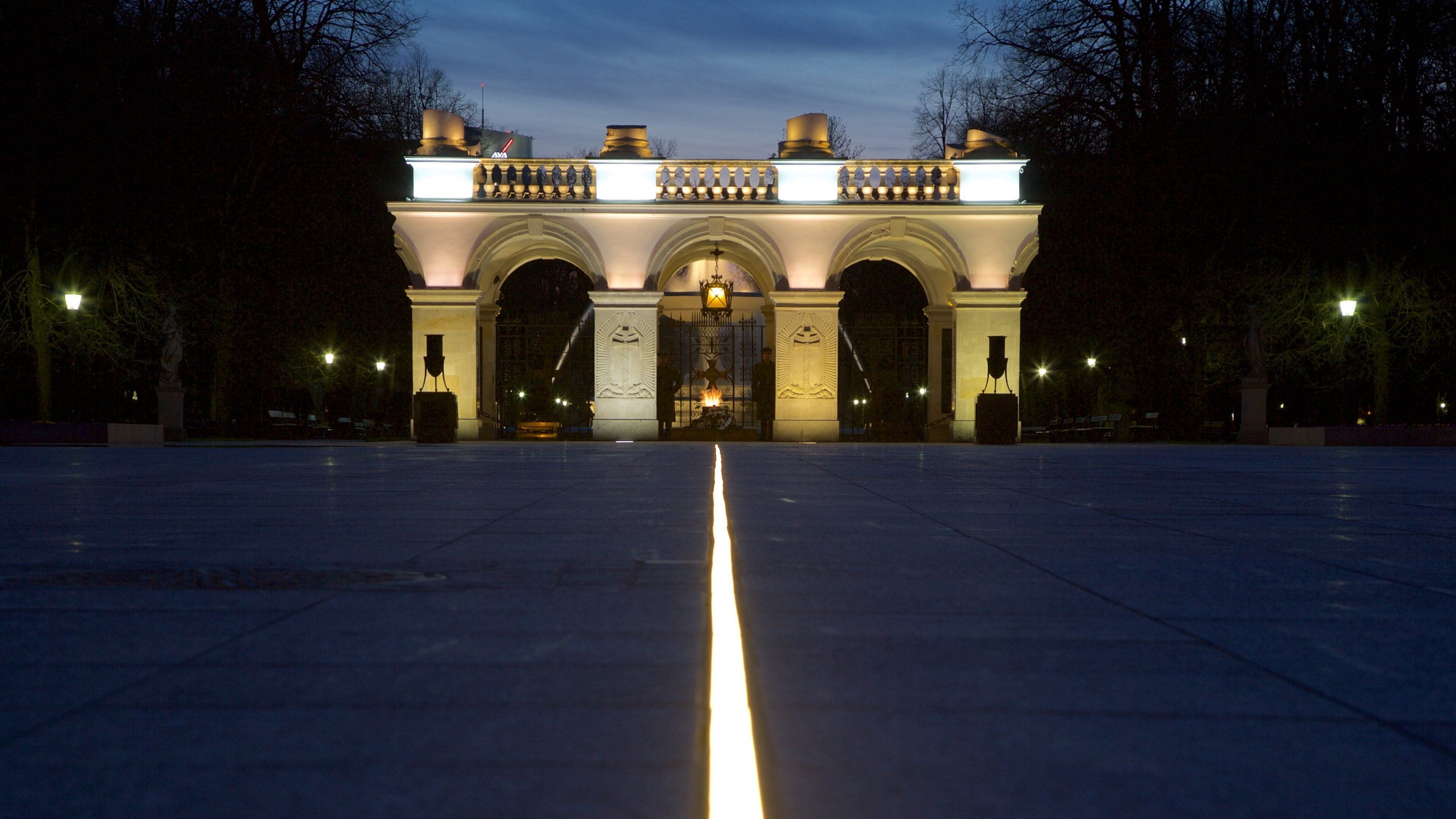 Den ukjente soldats grav som inkluderer minnesmerke og nattbilder