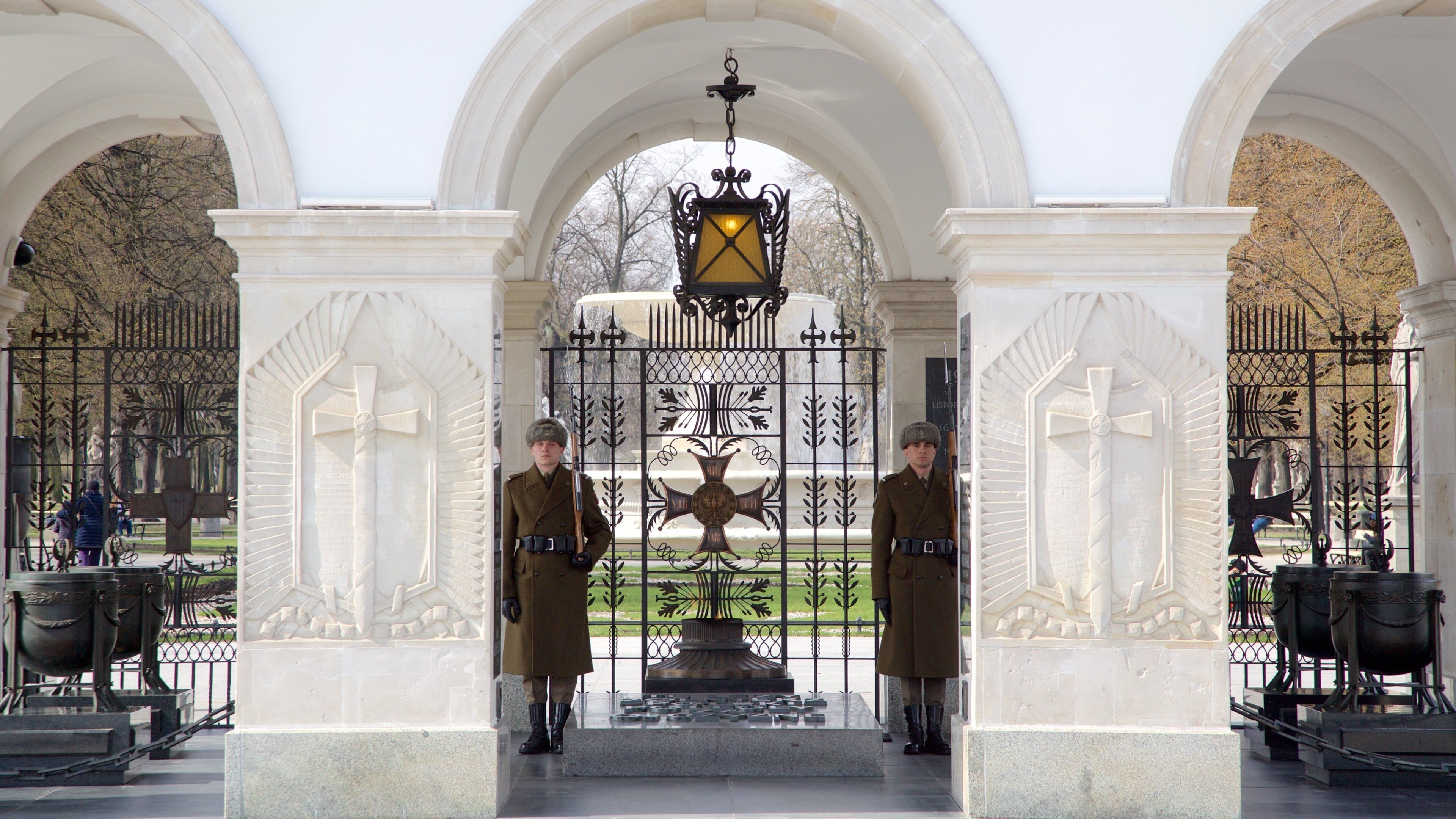 Den okände soldatens grav presenterar millitärobjekt