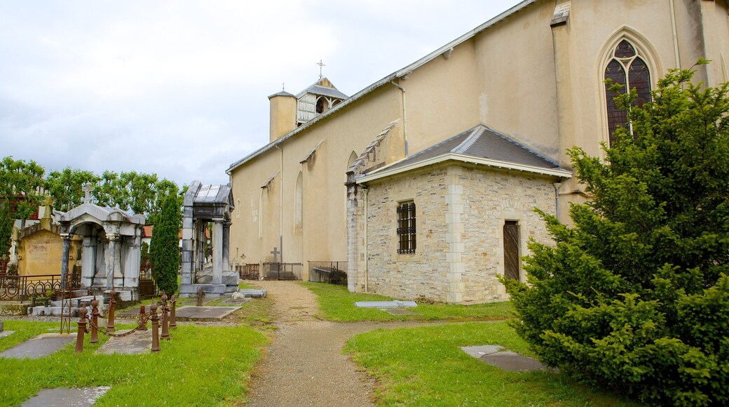 Saint Martin Church which includes heritage architecture, a cemetery and a church or cathedral