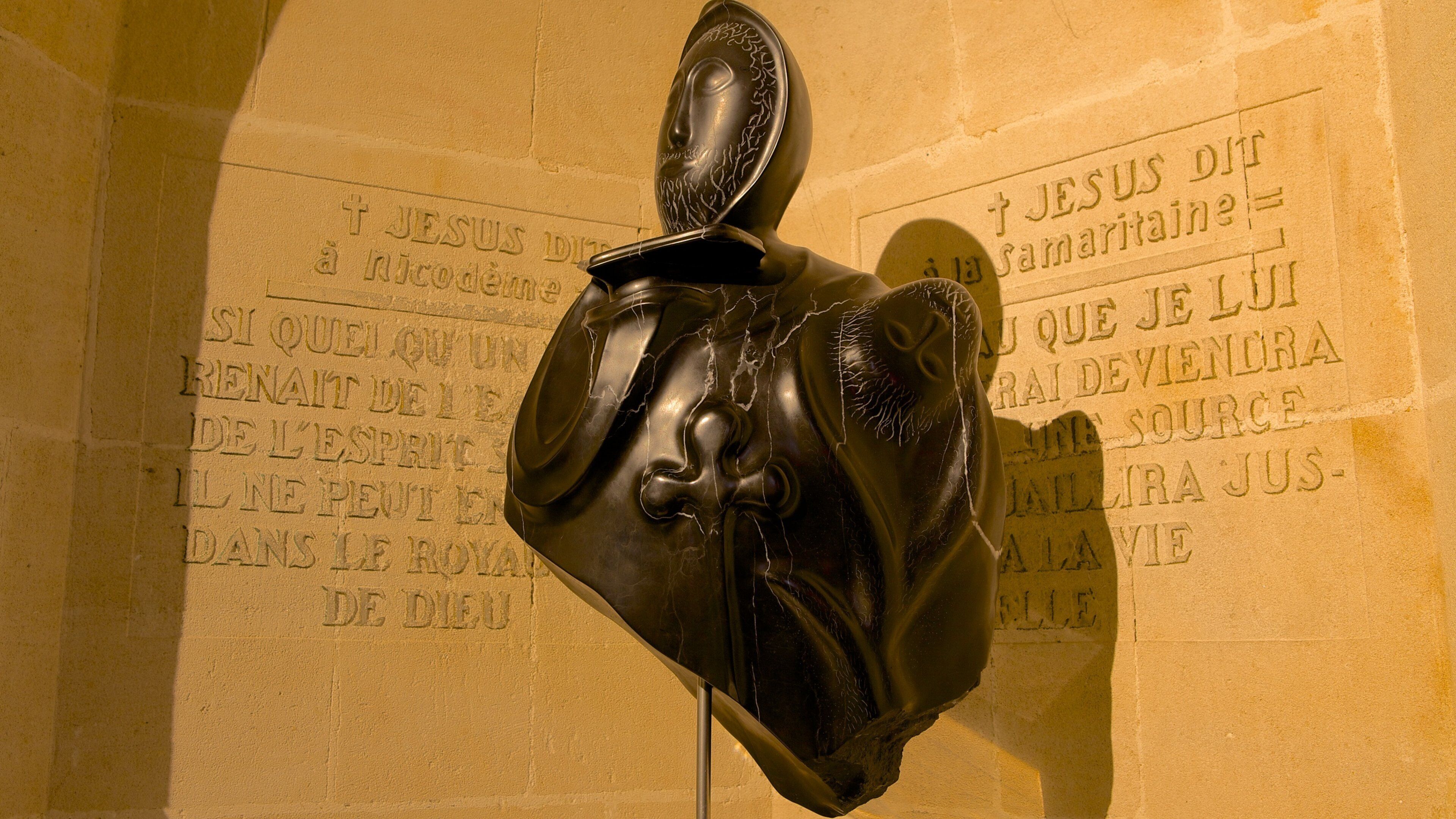 Igreja de Saint Martin mostrando elementos religiosos