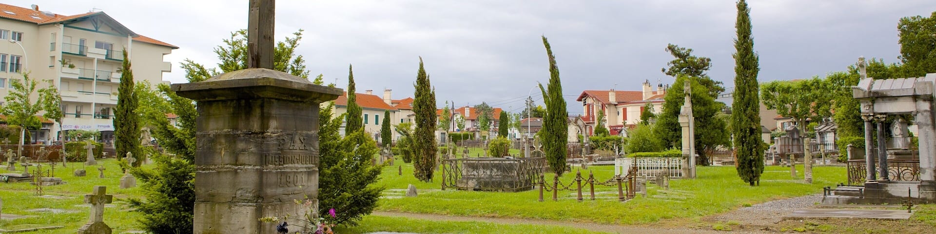 Saint Martin Church featuring a cemetery