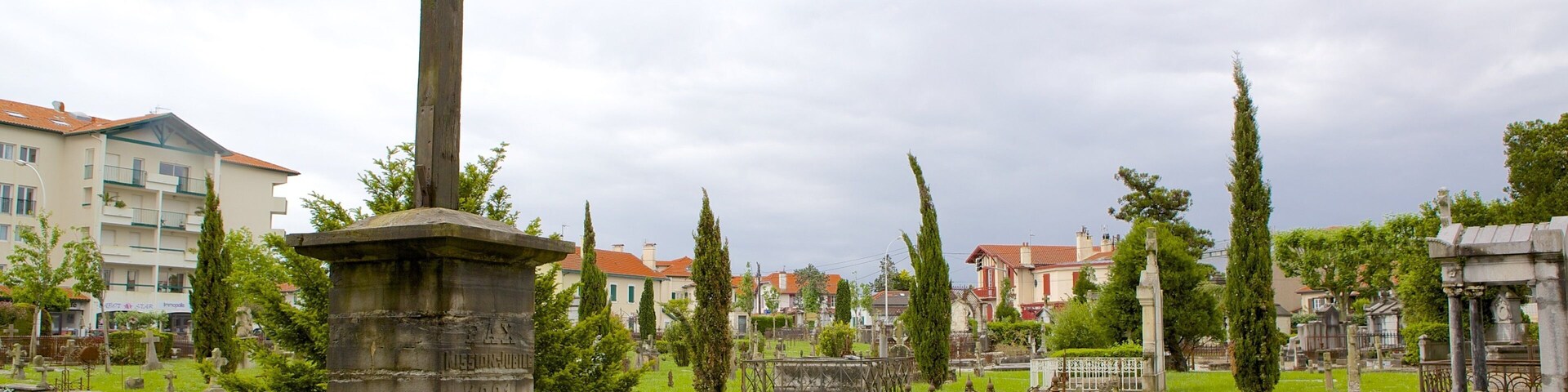 Saint Martin Church featuring a cemetery