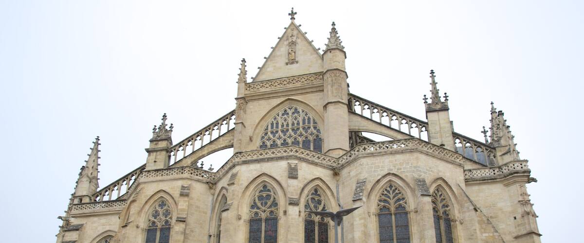 Basílica de San Miguel mostrando patrimonio de arquitectura y una iglesia o catedral