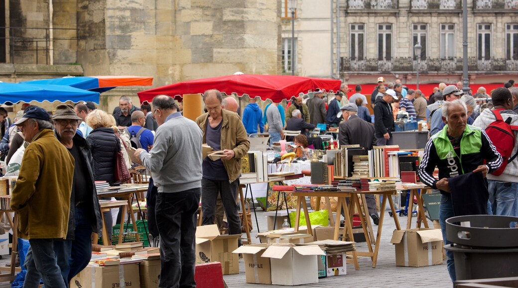 Église Saint-Michel montrant marchés aussi bien que important groupe de personnes