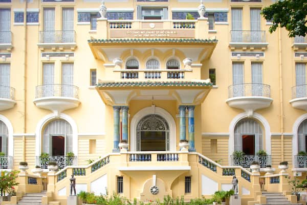 Un bâtiment jaune, doté de balcons et de colonnes richement décorés, portant l’inscription « Musée des Beaux-Arts de Hô-Chi-Minh-Ville ».