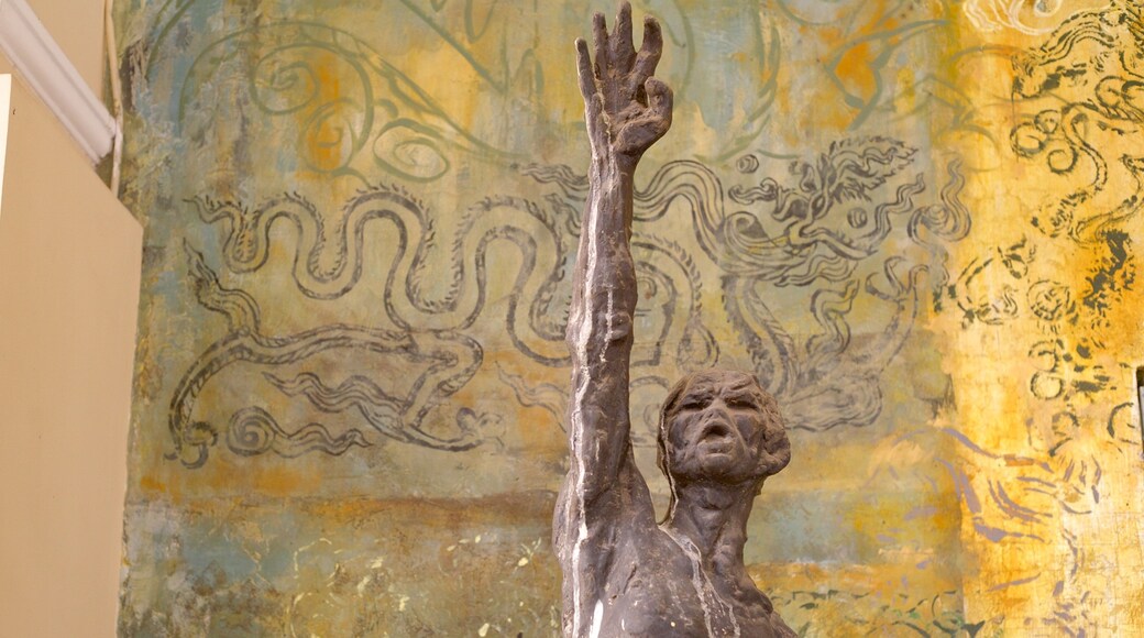 Museum of Fine Arts mit einem Innenansichten und Statue oder Skulptur