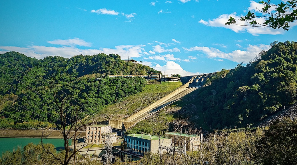 Shimen Dam on a bright sunny afternoon.