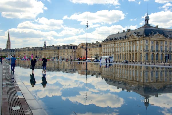Bordeaux which includes heritage architecture, a hotel and a square or plaza