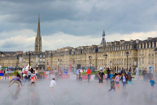 Bordeaux que inclui uma fonte, uma praça ou plaza e um hotel