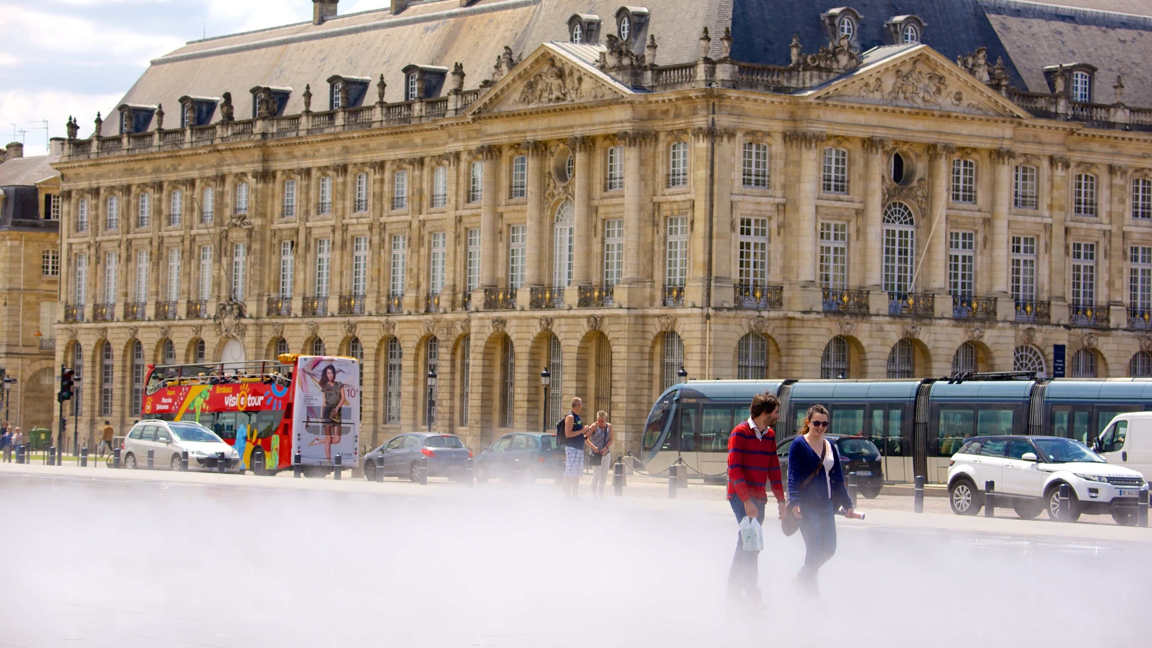 Bordeaux mit einem Hotel, Springbrunnen und historische Architektur