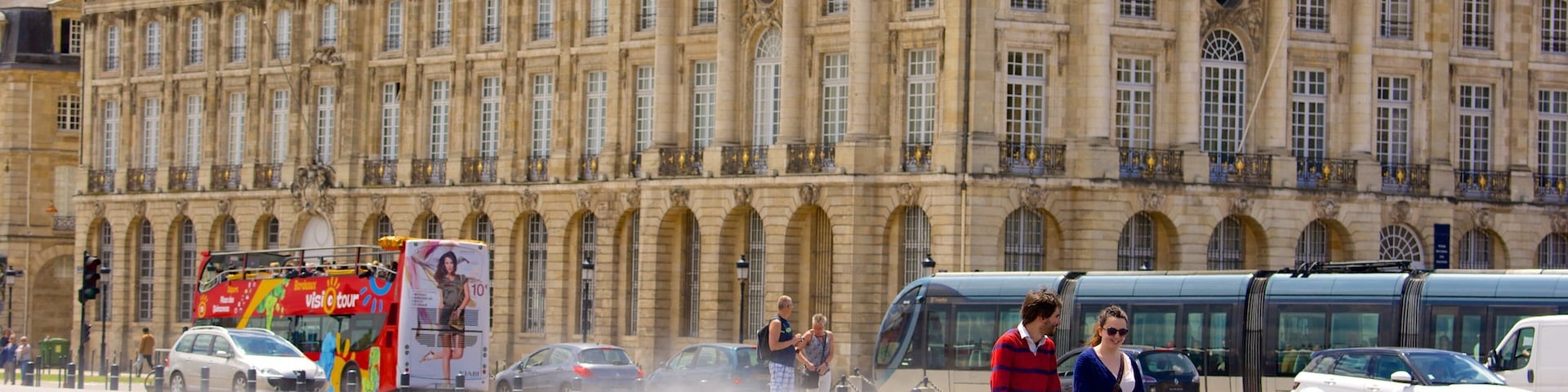 Bordeaux montrant fontaine, square ou place et hĂŽtel