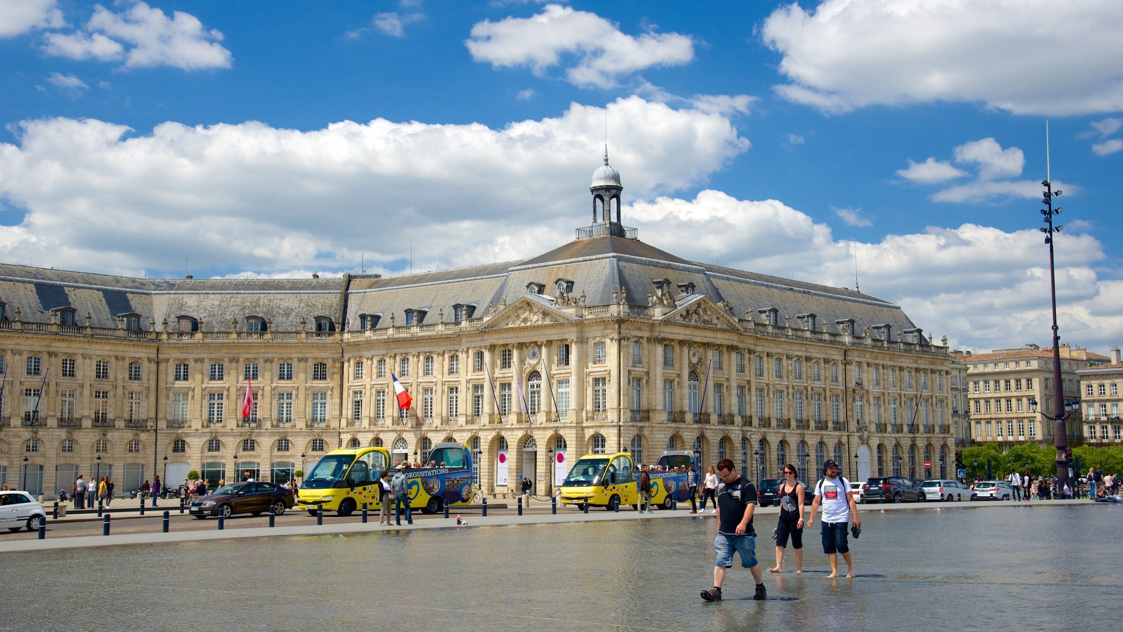 Bordeaux fasiliteter samt hotell, torg eller plass og historisk arkitektur