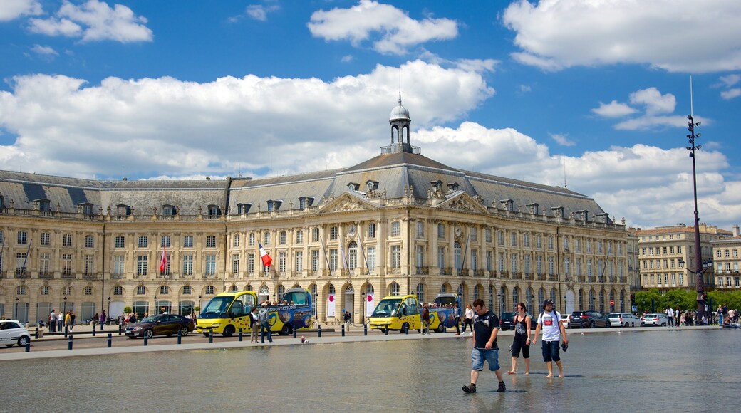 Bordeaux fasiliteter samt hotell, torg eller plass og historisk arkitektur