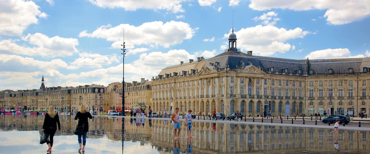 Bordeaux som inkluderer hotell, historisk arkitektur og torg eller plass