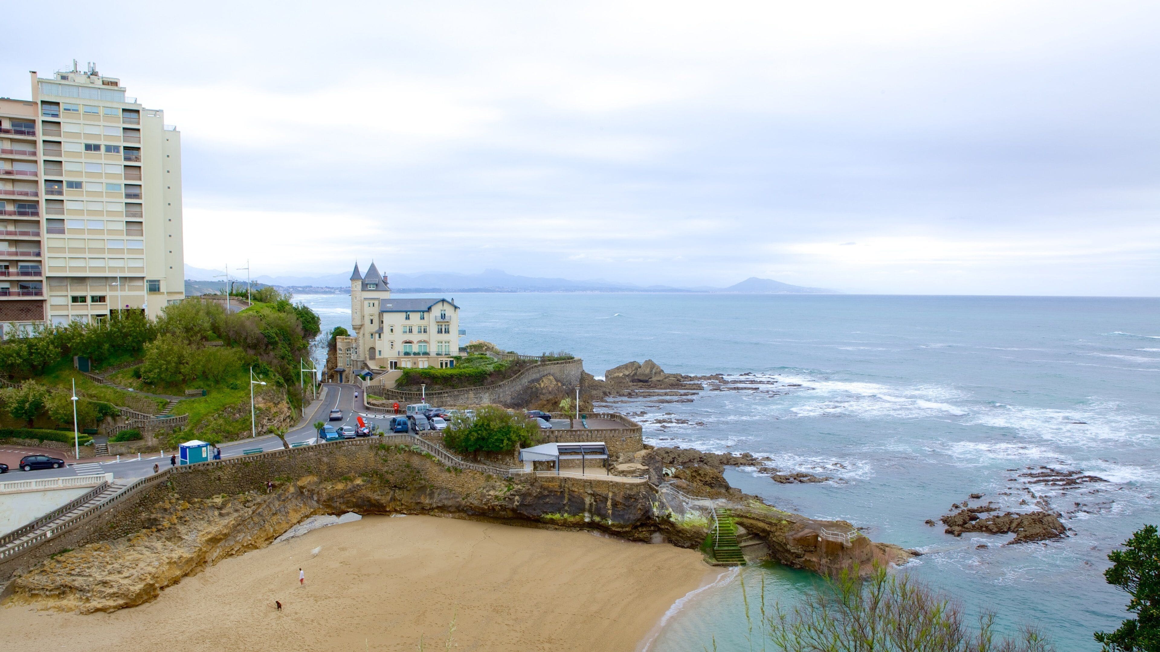 Virgin\'s Rock mettant en vedette ville côtière et baie ou port