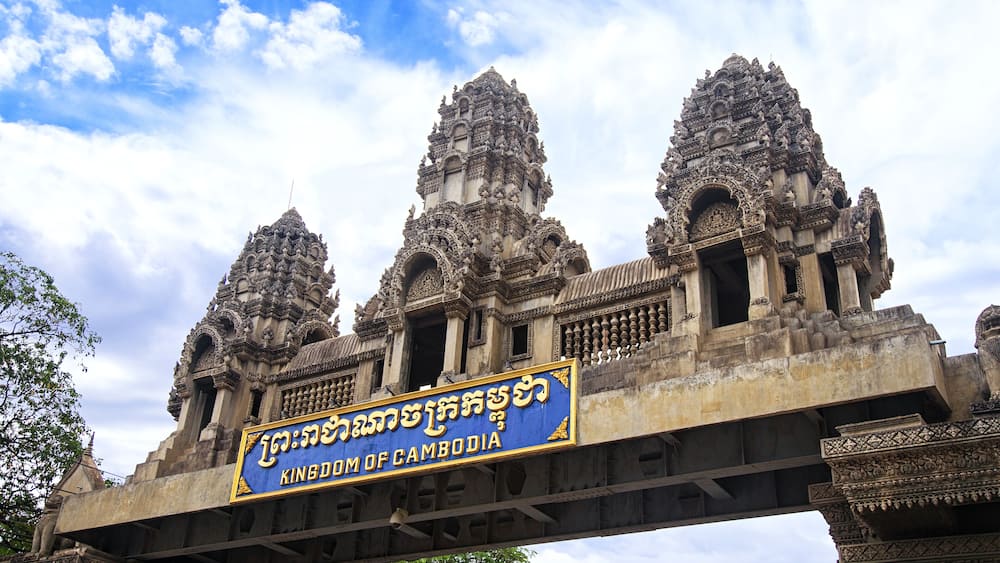 Un temple orné de sculptures complexes et une inscription indiquant : « Royaume du Cambodge ».