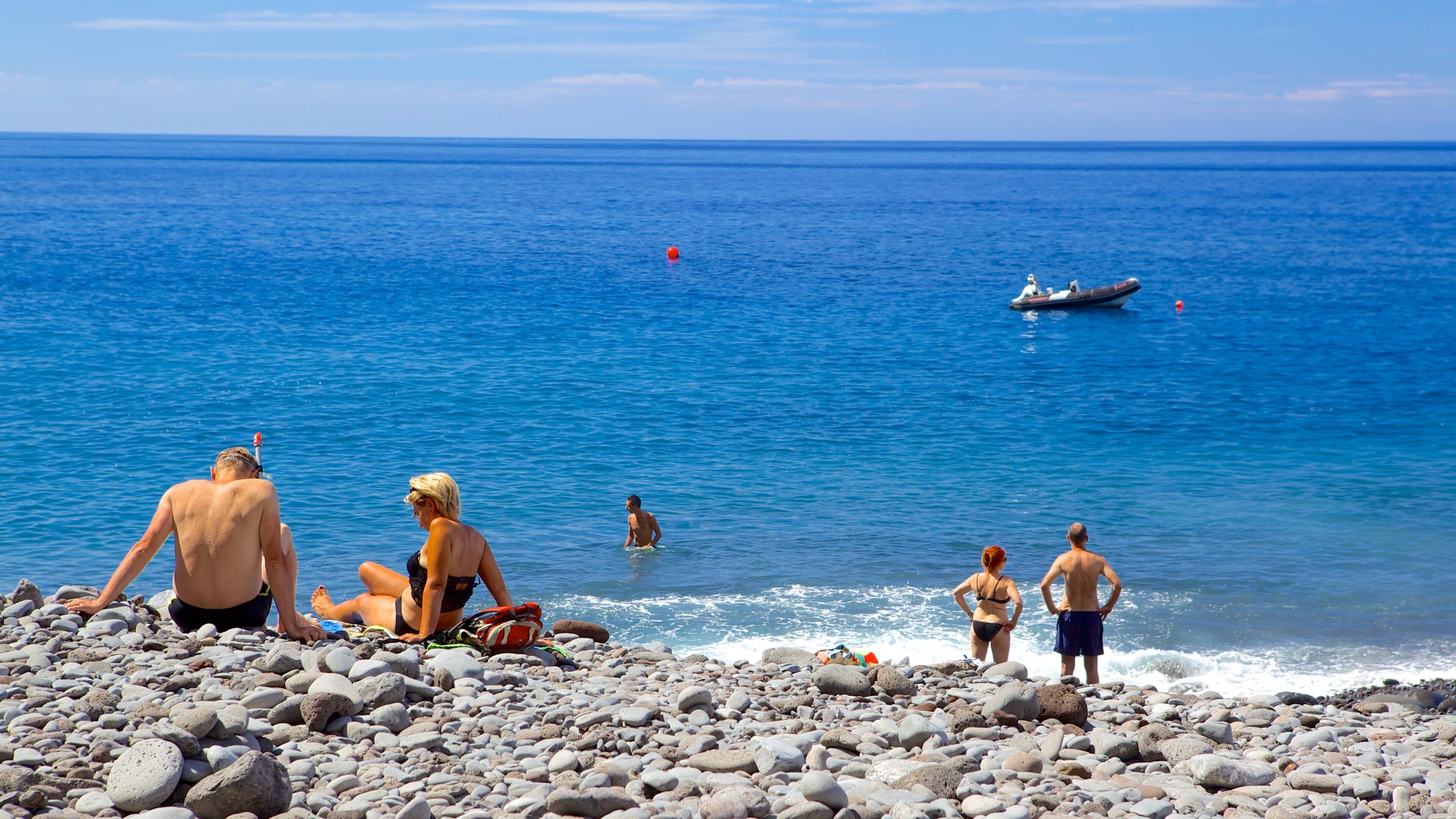 Praia dos Reis Magos johon kuuluu uinti, kivinen ranta ja maisemat