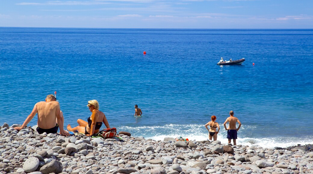 Playa Dos Reis Magos ofreciendo natación, vistas de paisajes y una playa de guijarros