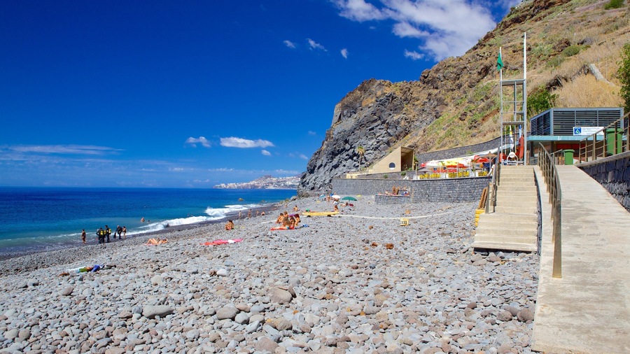 Reis Magos Beach showing a pebble beach and general coastal views