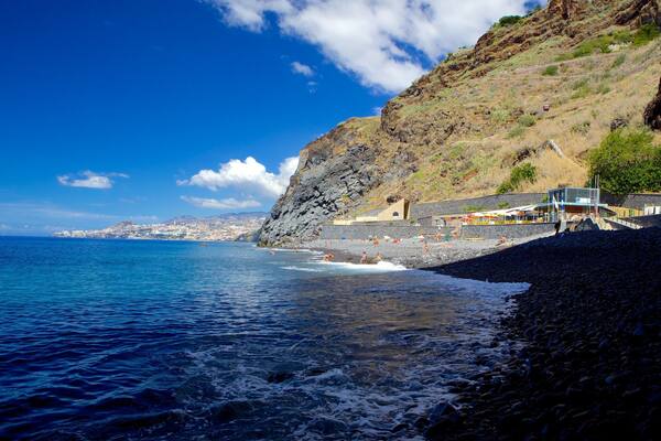 Plage de Reis Magos montrant montagnes, plage de galets et vues littorales