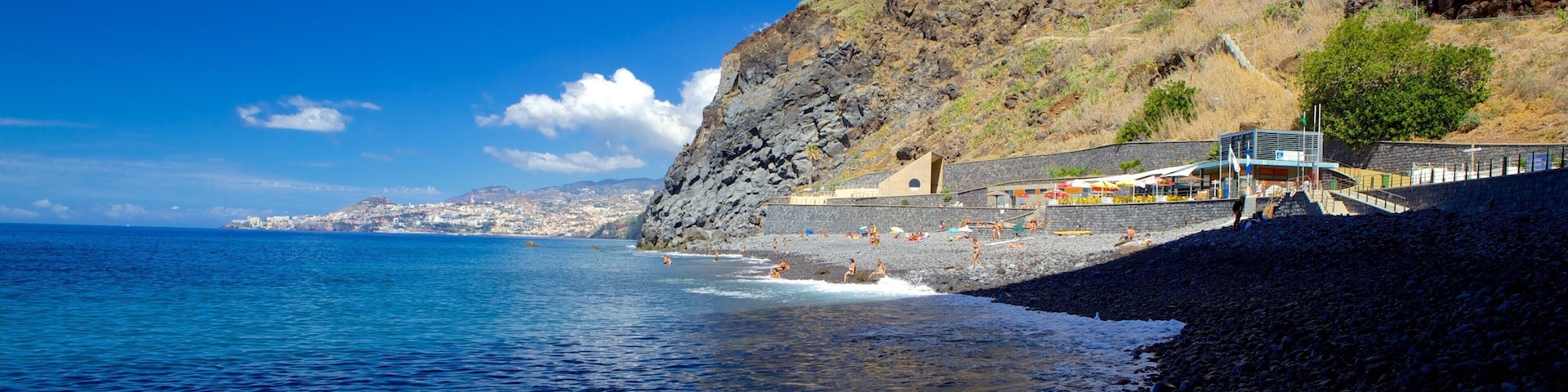 Plage de Reis Magos montrant montagnes, plage de galets et vues littorales